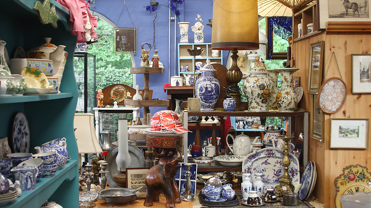 Vintage Vibes: Sustainable Treasure Hunt