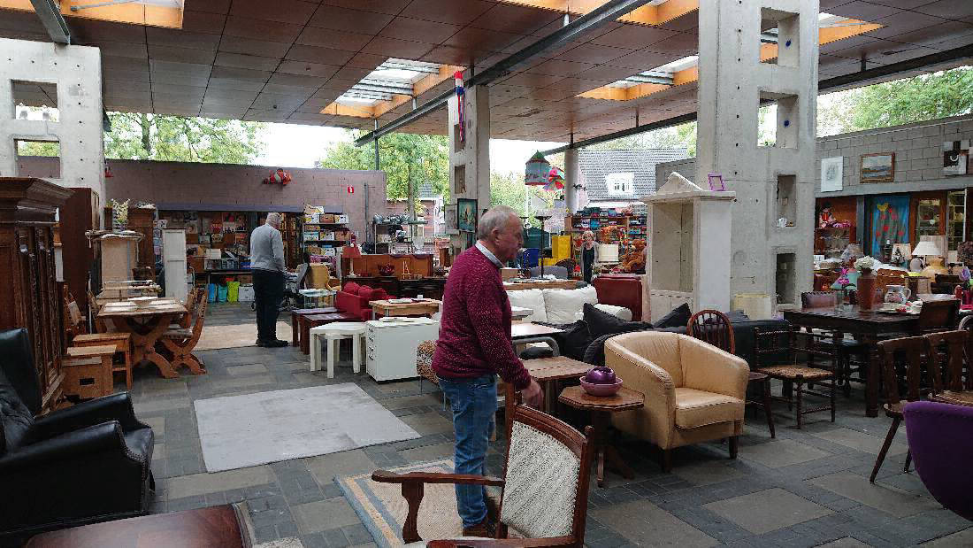 Vintage Vibes: Sustainable Treasure Hunt